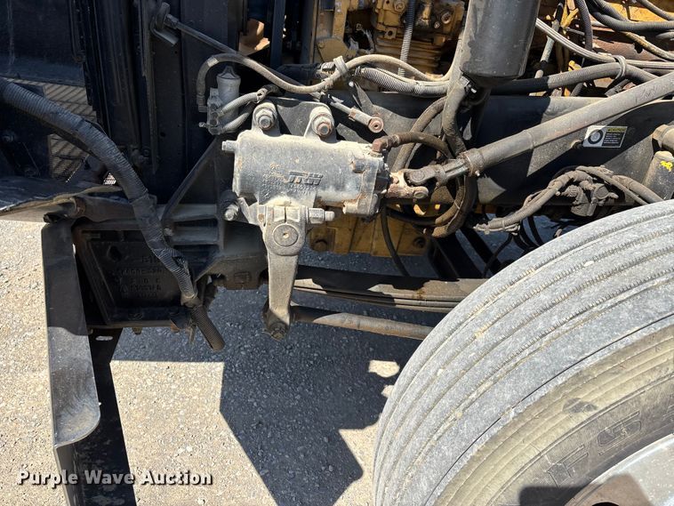 image for item DT0095 2004 Kenworth T800 semi truck