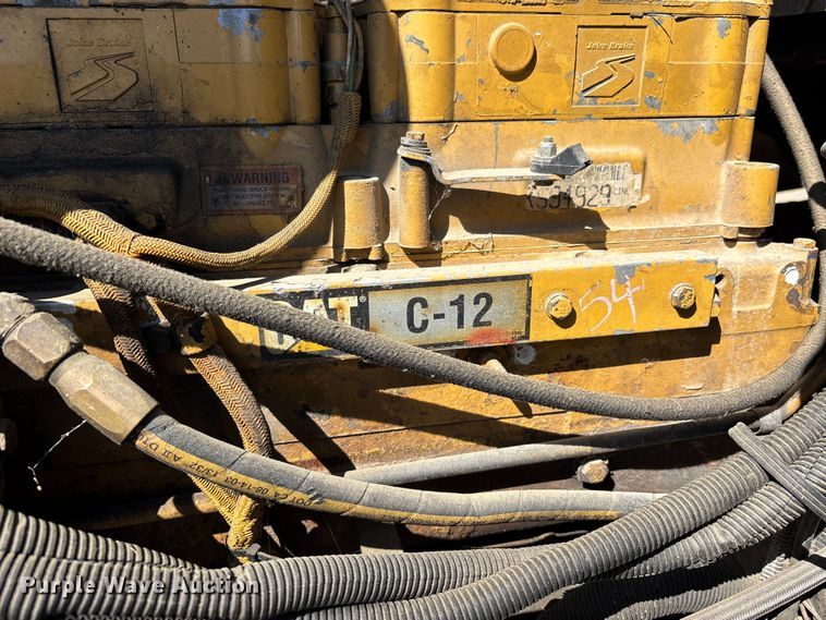 image for item DT0095 2004 Kenworth T800 semi truck