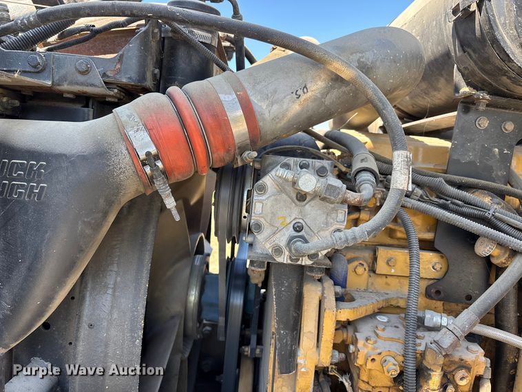 image for item DT0095 2004 Kenworth T800 semi truck