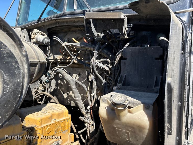 image for item DT0095 2004 Kenworth T800 semi truck