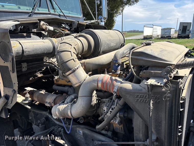 image for item DT0095 2004 Kenworth T800 semi truck