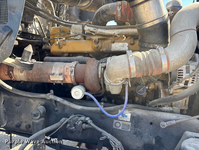 image for item DT0095 2004 Kenworth T800 semi truck