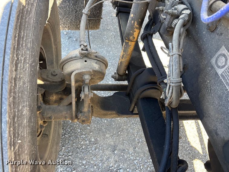 image for item DT0095 2004 Kenworth T800 semi truck