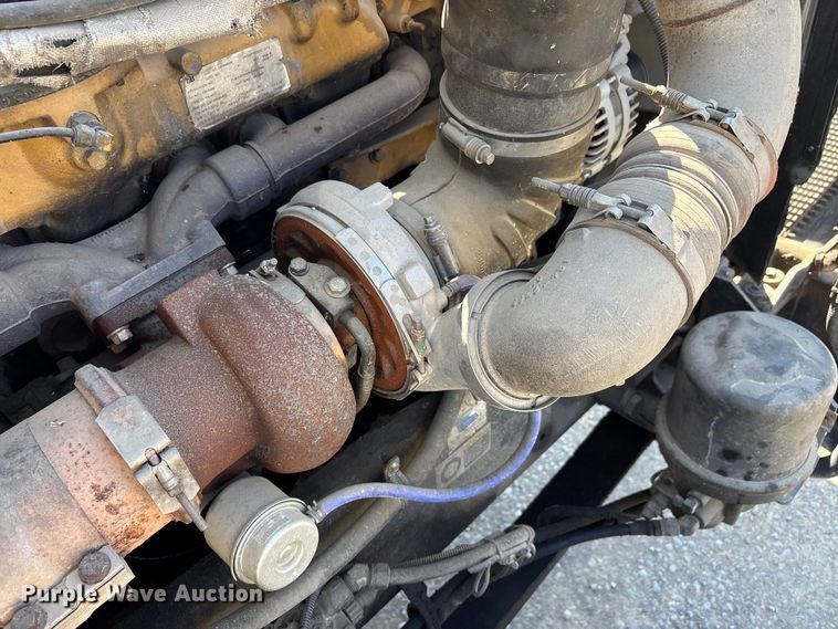 image for item DT0095 2004 Kenworth T800 semi truck