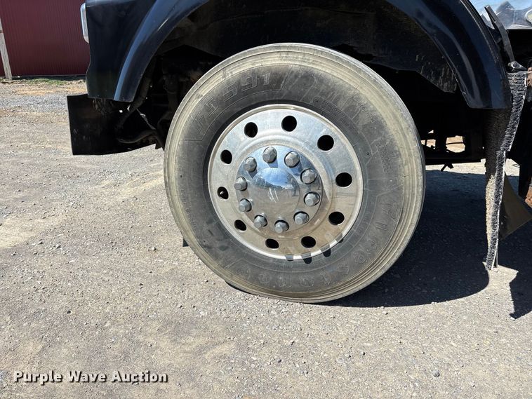 image for item DT0095 2004 Kenworth T800 semi truck