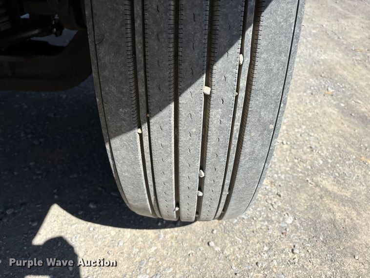 image for item DT0095 2004 Kenworth T800 semi truck