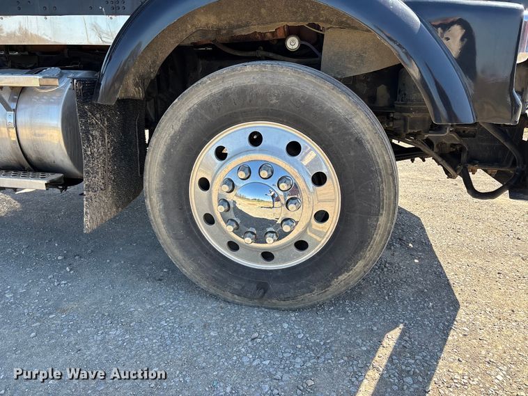 image for item DT0095 2004 Kenworth T800 semi truck