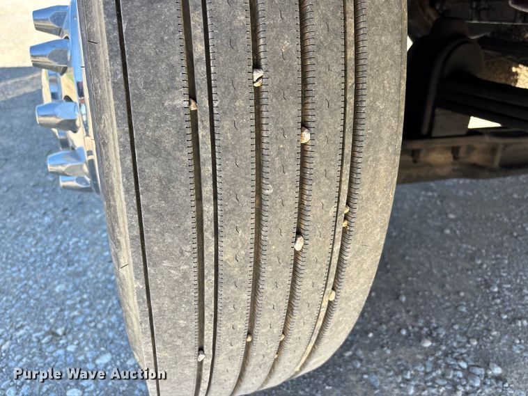 image for item DT0095 2004 Kenworth T800 semi truck