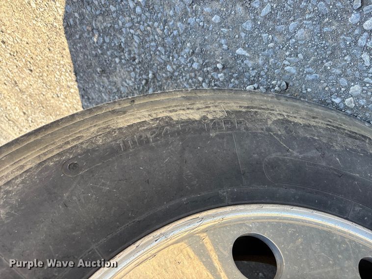 image for item DT0095 2004 Kenworth T800 semi truck