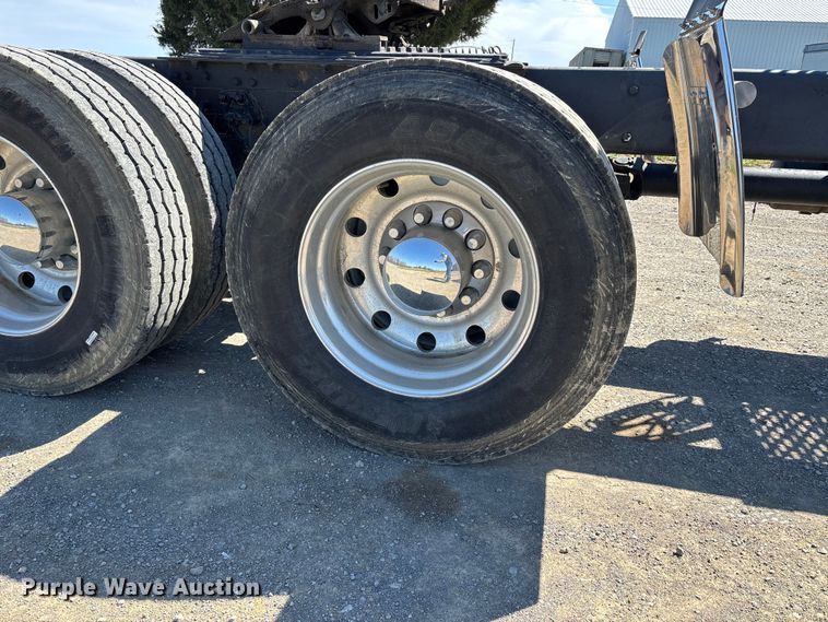 image for item DT0095 2004 Kenworth T800 semi truck