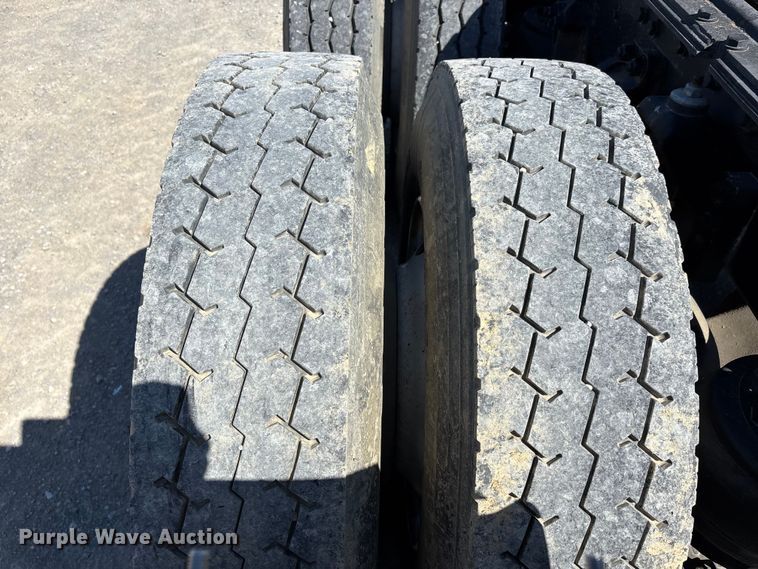 image for item DT0095 2004 Kenworth T800 semi truck