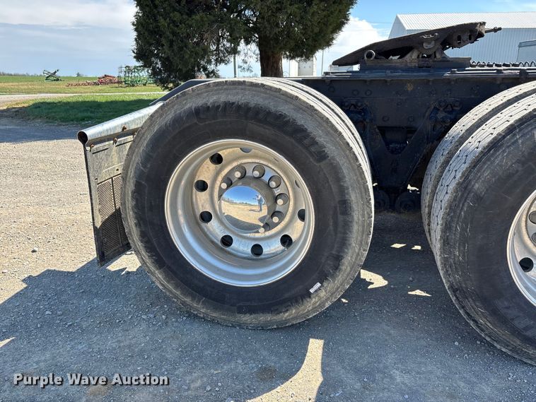 image for item DT0095 2004 Kenworth T800 semi truck