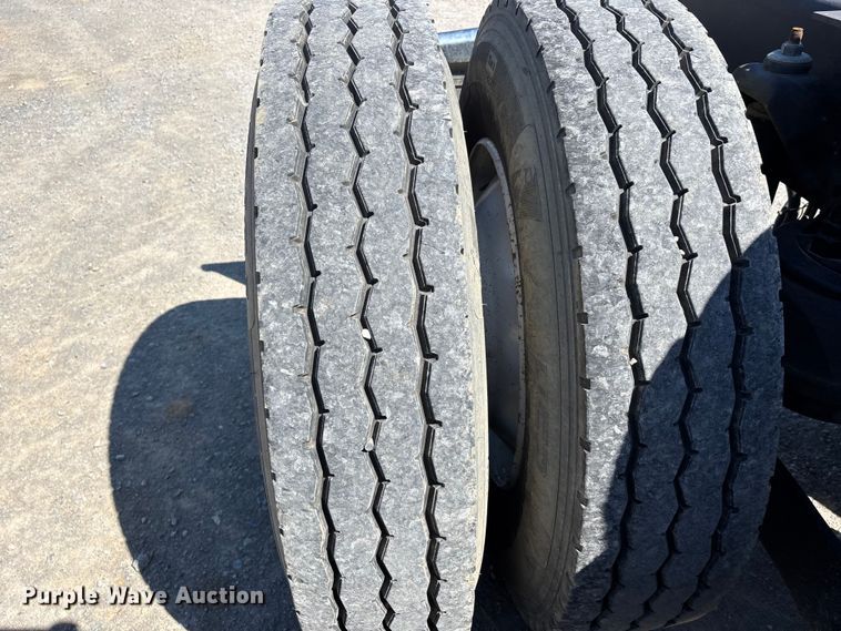 image for item DT0095 2004 Kenworth T800 semi truck