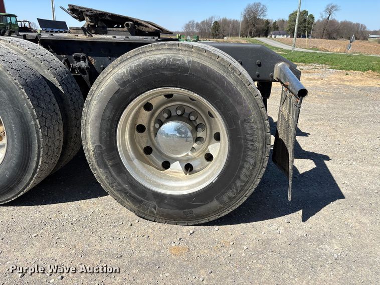 image for item DT0095 2004 Kenworth T800 semi truck