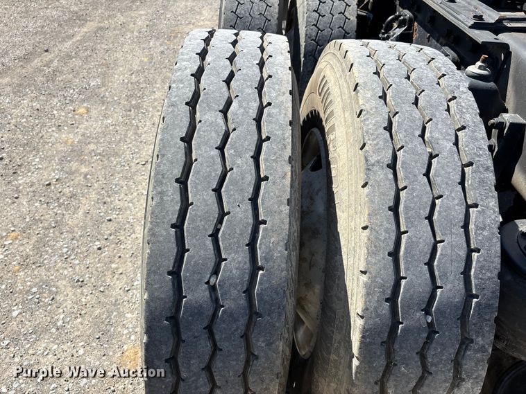 image for item DT0095 2004 Kenworth T800 semi truck