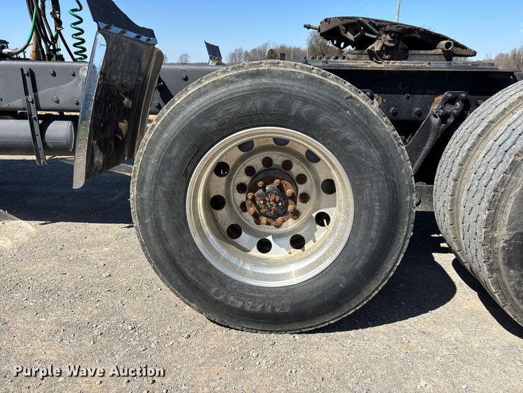 image for item DT0095 2004 Kenworth T800 semi truck