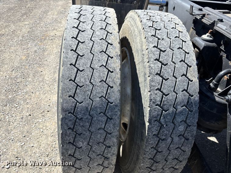 image for item DT0095 2004 Kenworth T800 semi truck