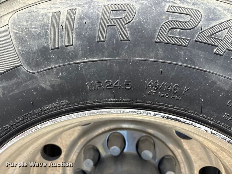 image for item DT0095 2004 Kenworth T800 semi truck