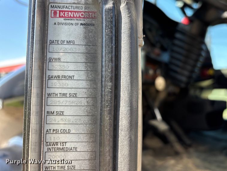 image for item DT0095 2004 Kenworth T800 semi truck