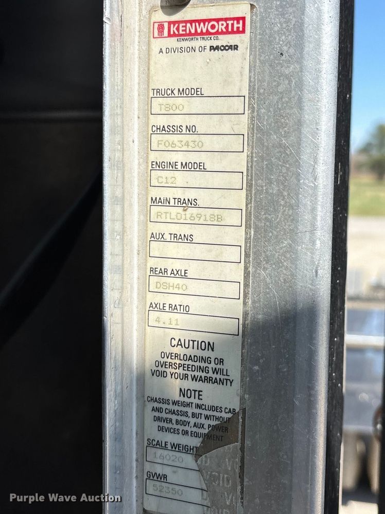 image for item DT0095 2004 Kenworth T800 semi truck
