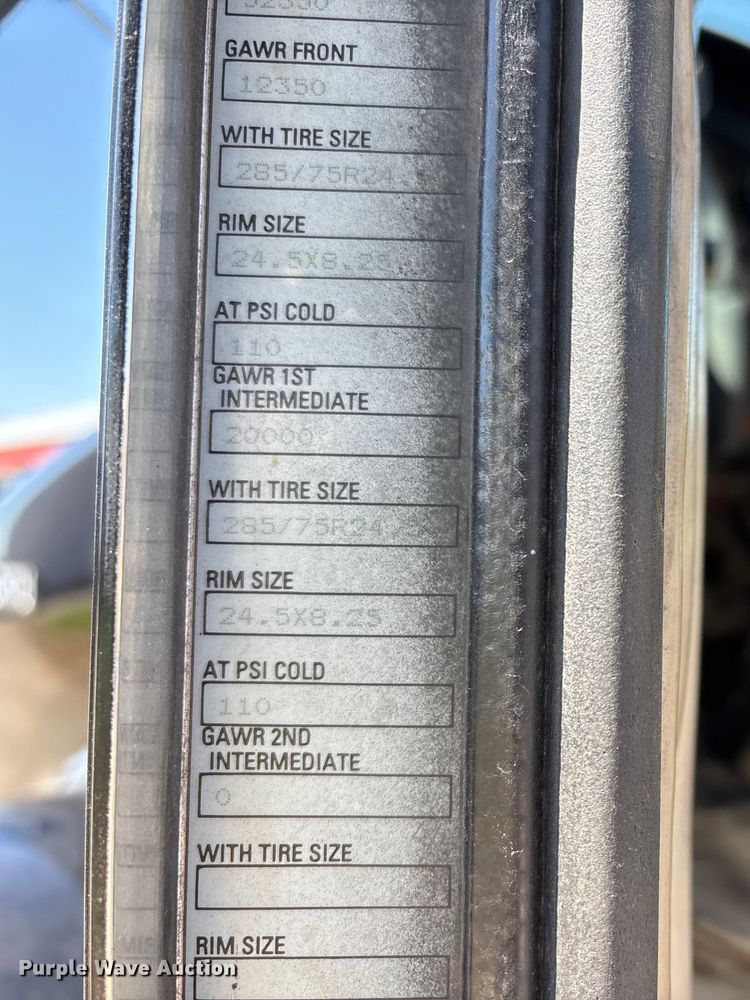 image for item DT0095 2004 Kenworth T800 semi truck