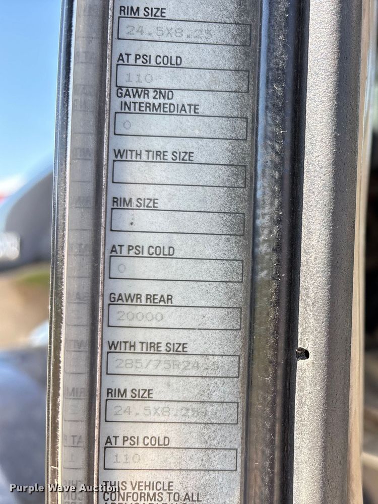 image for item DT0095 2004 Kenworth T800 semi truck