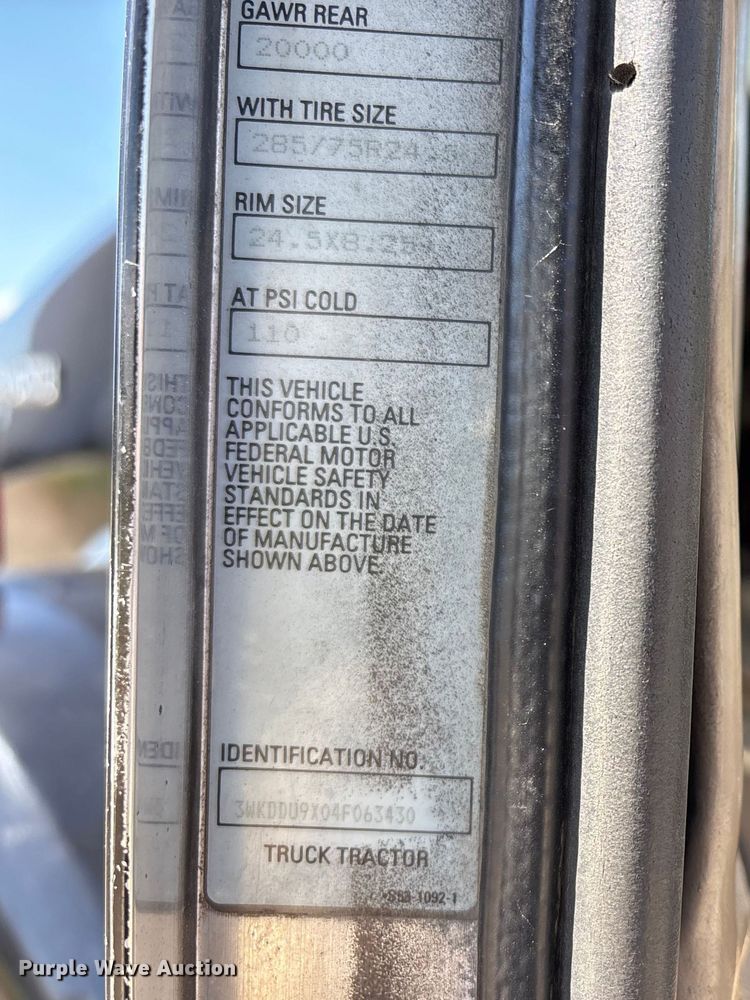 image for item DT0095 2004 Kenworth T800 semi truck