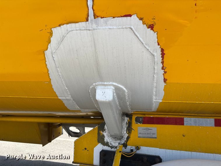 image for item DT0125 2010 Beall tank trailer