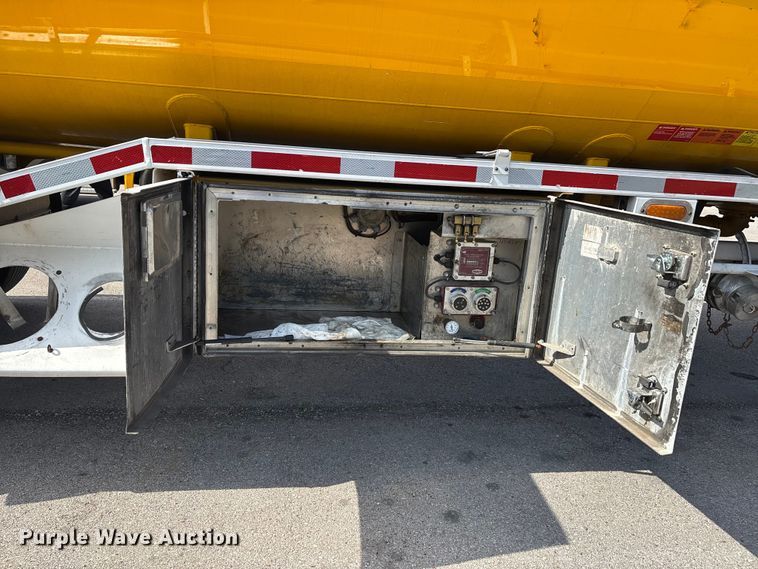 image for item DT0125 2010 Beall tank trailer