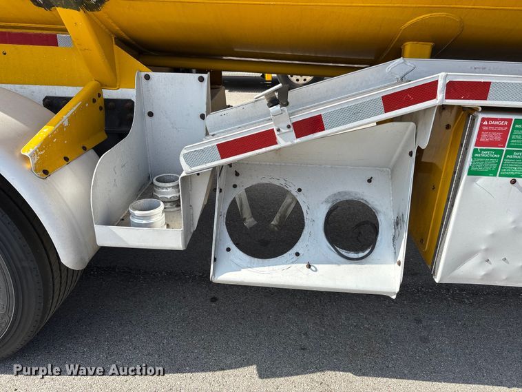 image for item DT0125 2010 Beall tank trailer