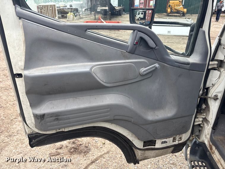 image for item DT2870 2007 Mitsubishi Fuso FE Crew Cab flatbed truck