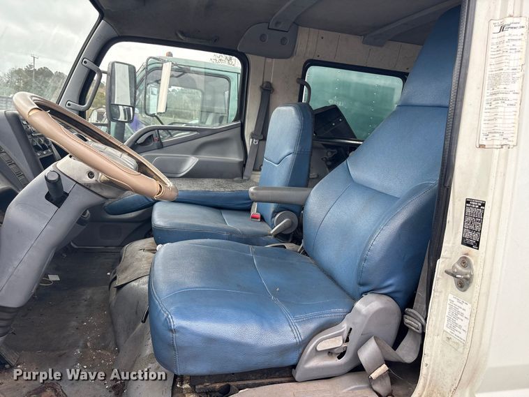 image for item DT2870 2007 Mitsubishi Fuso FE Crew Cab flatbed truck