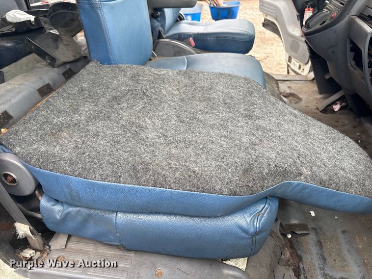 image for item DT2870 2007 Mitsubishi Fuso FE Crew Cab flatbed truck