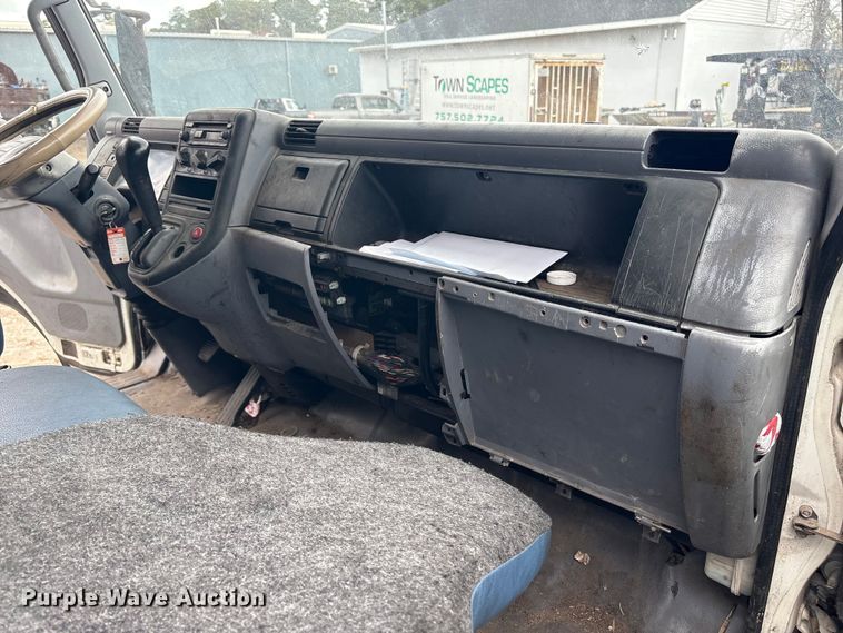 image for item DT2870 2007 Mitsubishi Fuso FE Crew Cab flatbed truck