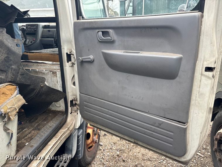 image for item DT2870 2007 Mitsubishi Fuso FE Crew Cab flatbed truck