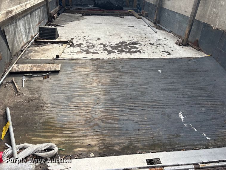 image for item DT2871 2002 Isuzu NPR box truck