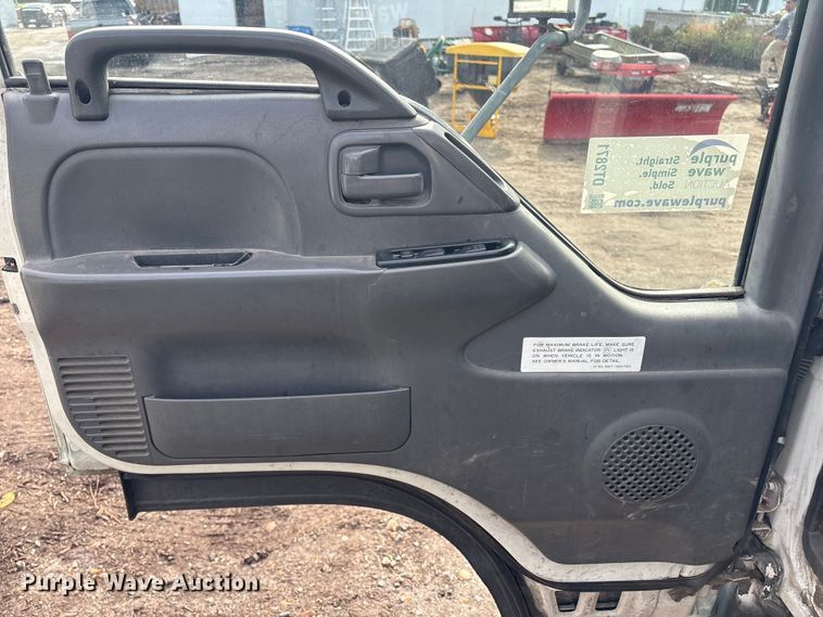 image for item DT2871 2002 Isuzu NPR box truck