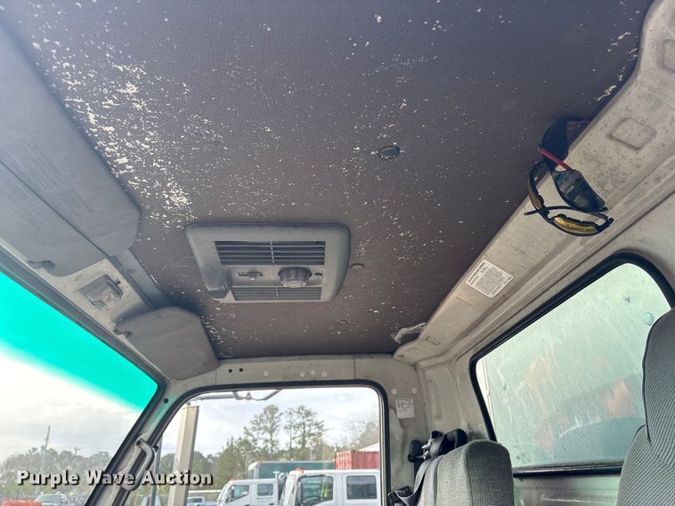 image for item DT2871 2002 Isuzu NPR box truck