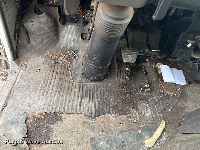 image for item DT2871 2002 Isuzu NPR box truck