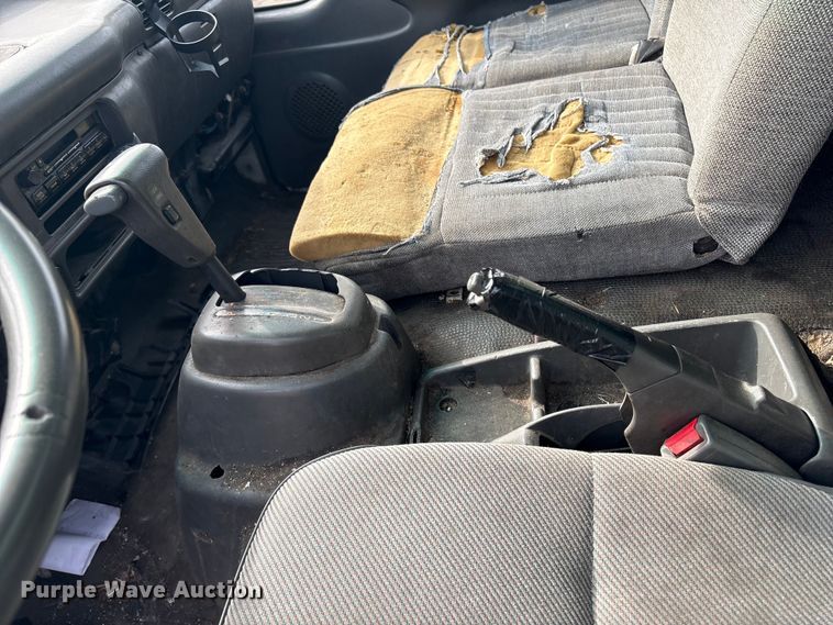 image for item DT2871 2002 Isuzu NPR box truck