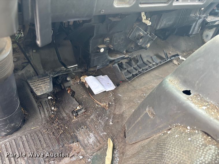 image for item DT2871 2002 Isuzu NPR box truck