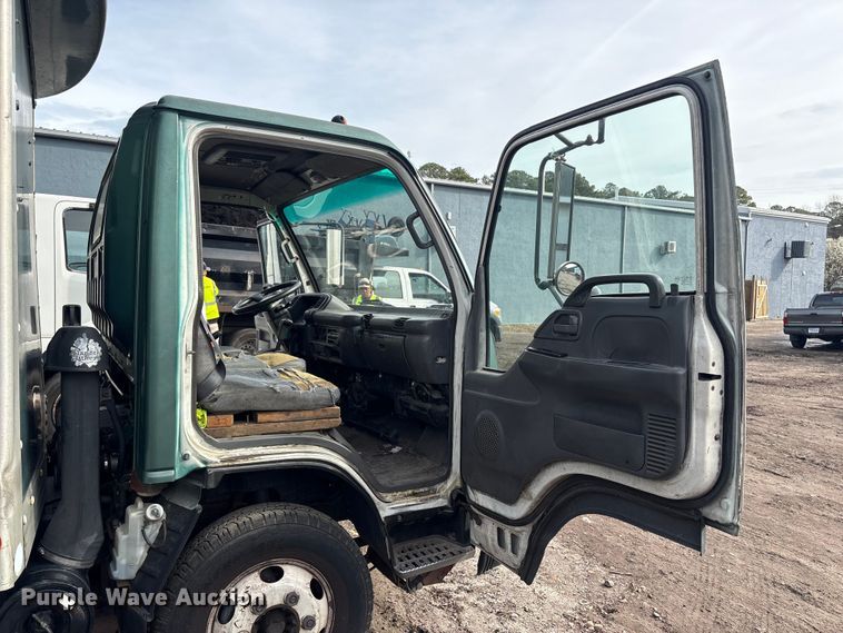 image for item DT2871 2002 Isuzu NPR box truck