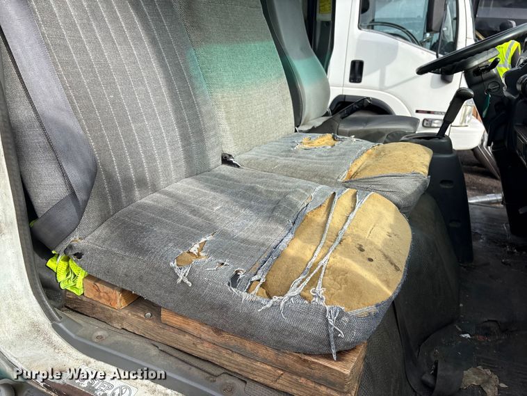 image for item DT2871 2002 Isuzu NPR box truck