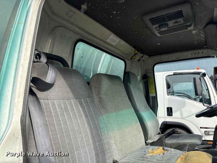 image for item DT2871 2002 Isuzu NPR box truck