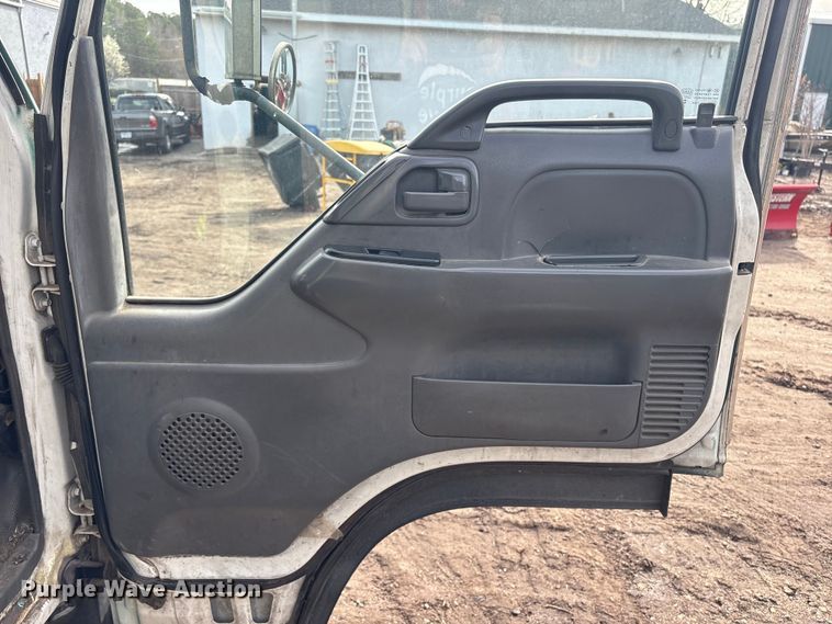 image for item DT2871 2002 Isuzu NPR box truck