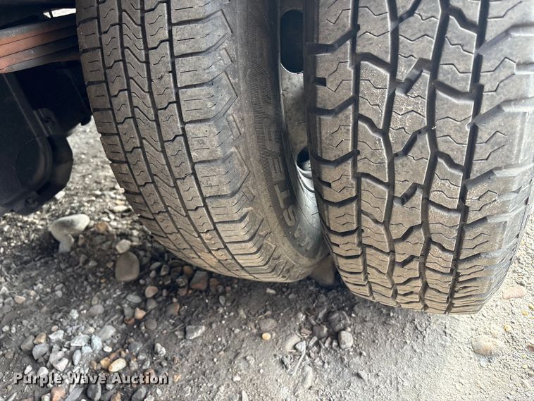 image for item DT2871 2002 Isuzu NPR box truck