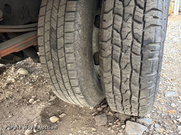 image for item DT2871 2002 Isuzu NPR box truck