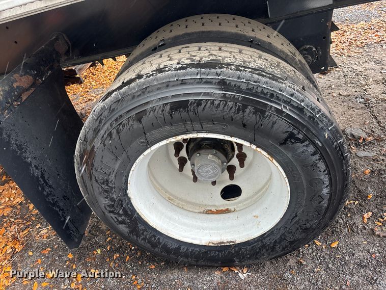 image for item DU0406 2017 Fontaine flatbed trailer