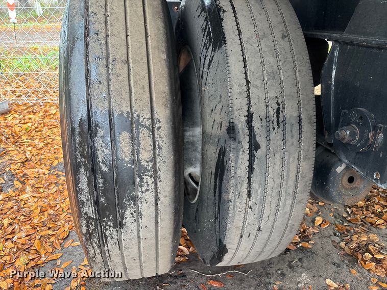 image for item DU0406 2017 Fontaine flatbed trailer