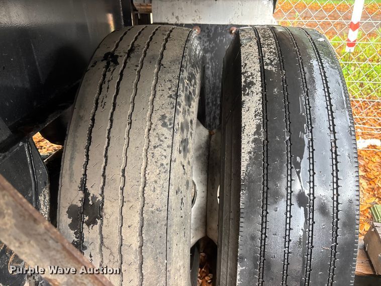 image for item DU0406 2017 Fontaine flatbed trailer